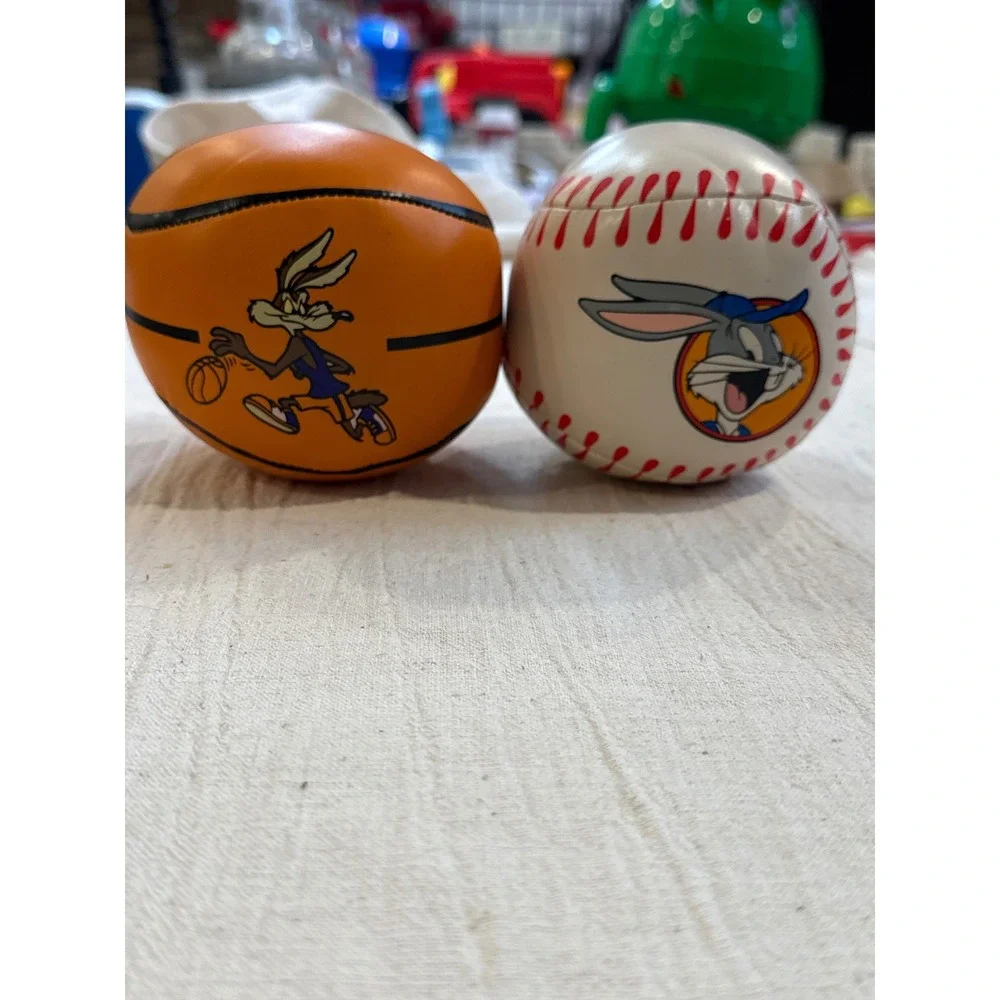 Vintage 1994 Looney Tunes Six Flags Bugs Bunny Baseball Wile E Coyote Basketball